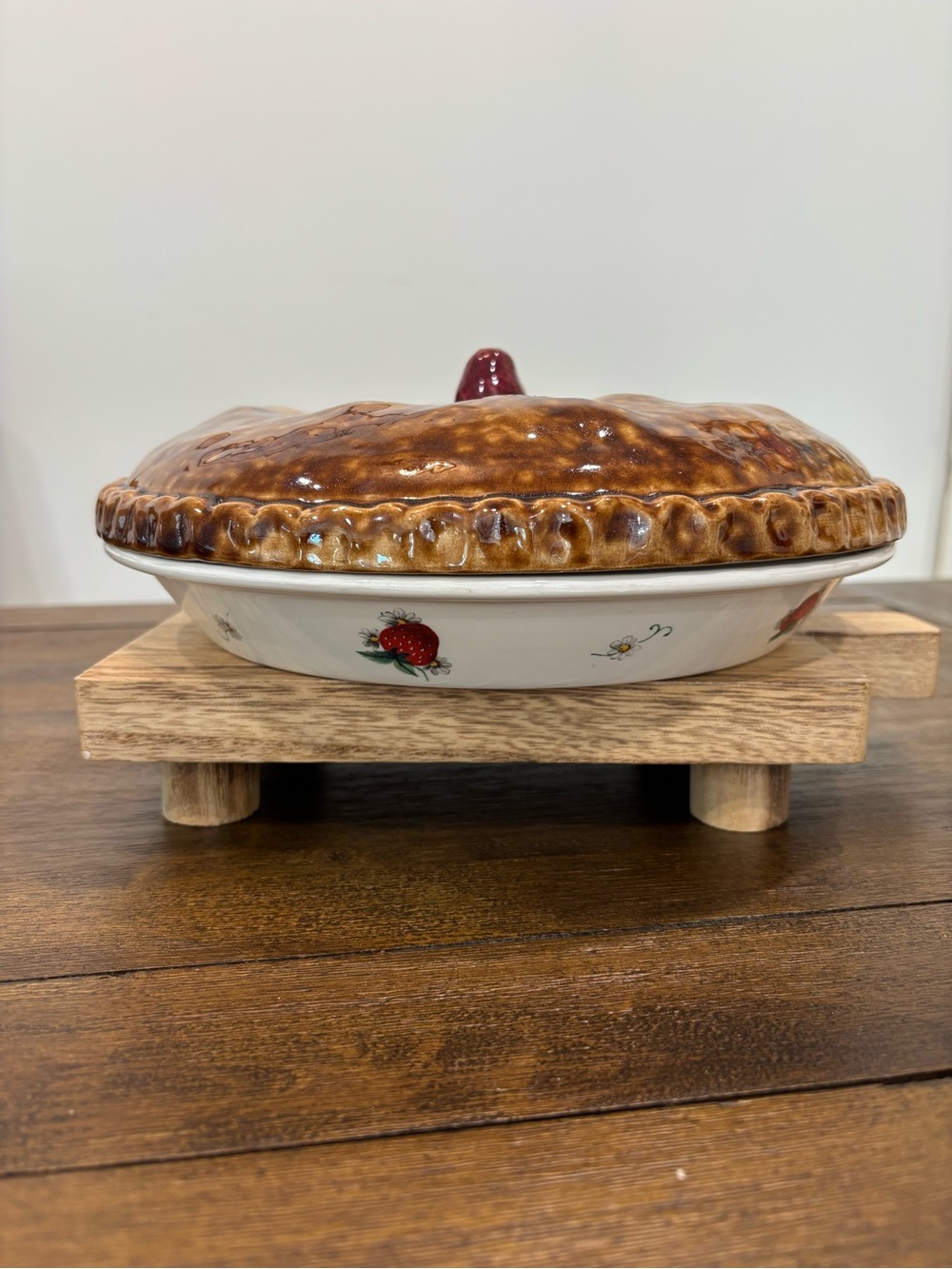 Ceramic Strawberry Pie Dish with Brown Glazed Lid